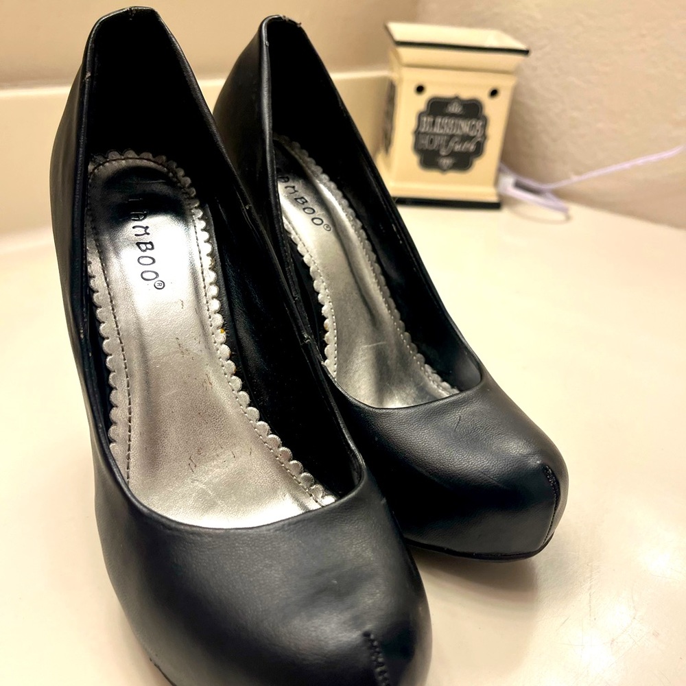 Bamboo Black Heals size 6 1/2